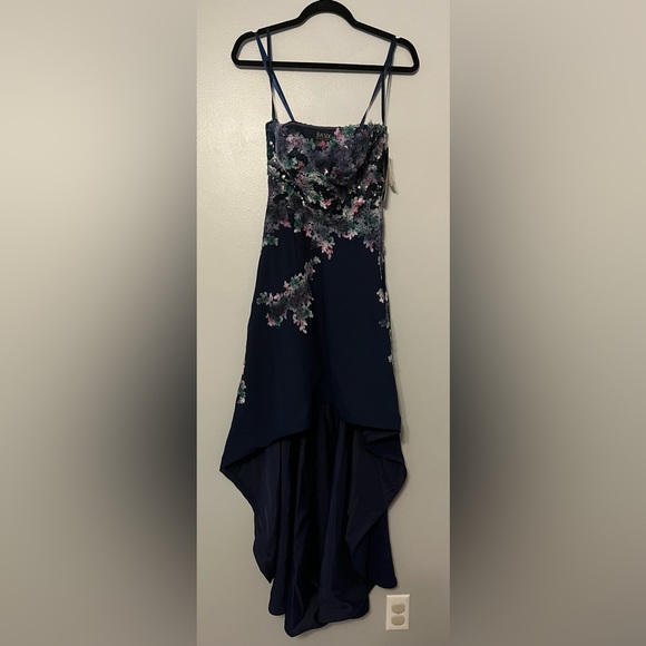 Basix Black Label Gown SZ 4 NWT!! - Picture 2 of 16